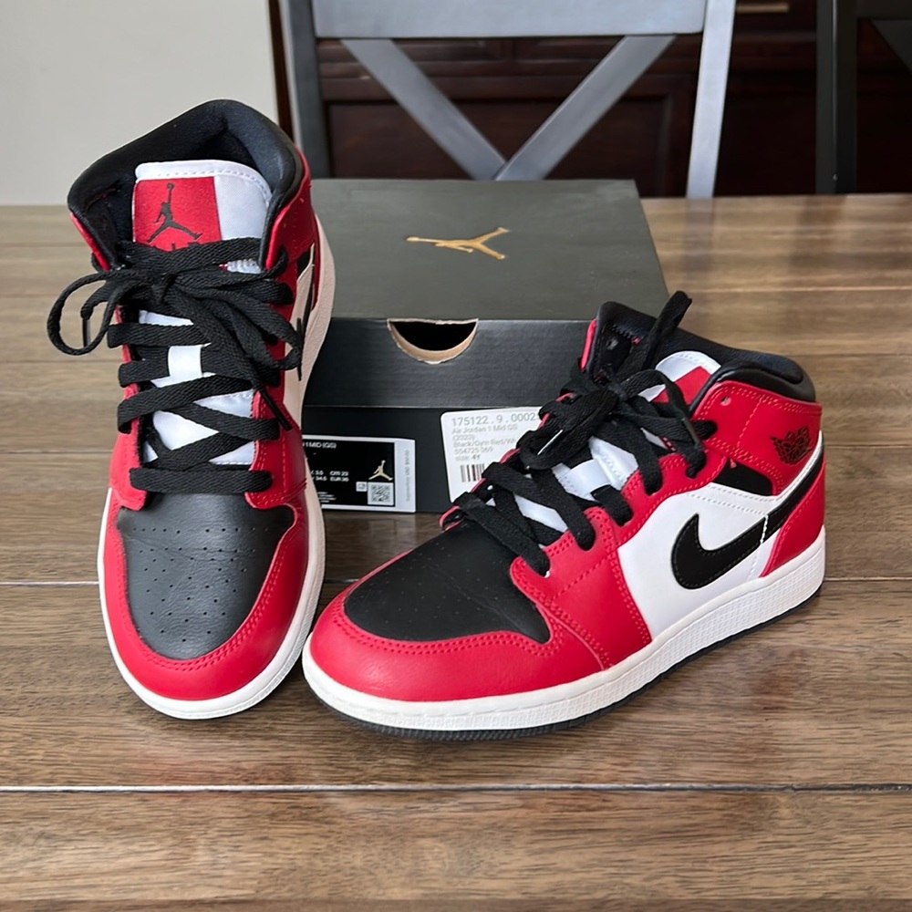 Air Jordan 1 Mid - size  4Y (Miles Morales)